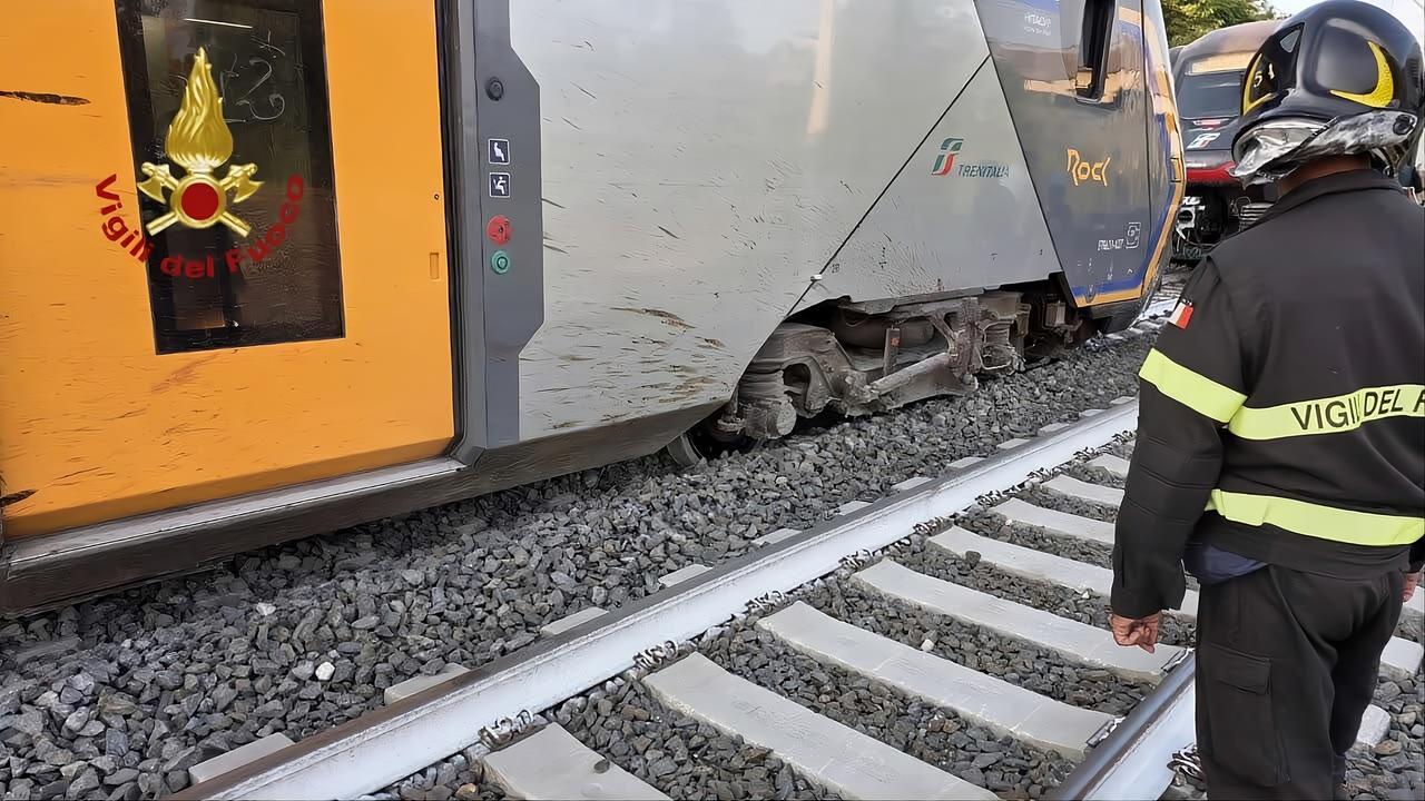 Treno con 450 persone a bordo investe due mucche e deraglia: cosa è successo