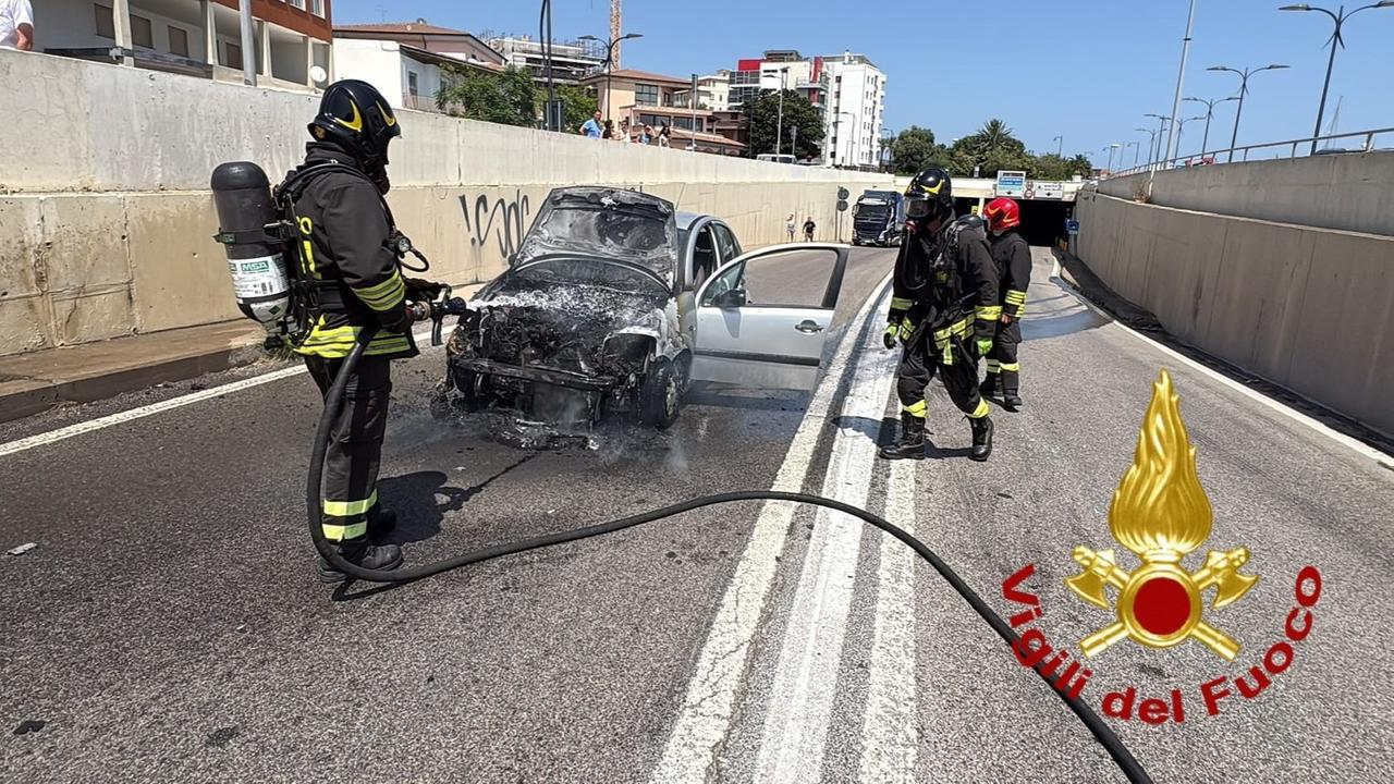 Auto prende improvvisamente fuoco durante la marcia, traffico in tilt