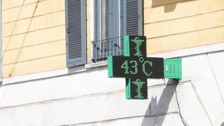 Una bimba resta chiusa in auto sotto il sole, corsa contro il tempo per salvarla