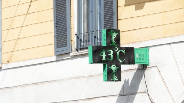Una bimba resta chiusa in auto sotto il sole, corsa contro il tempo per salvarla