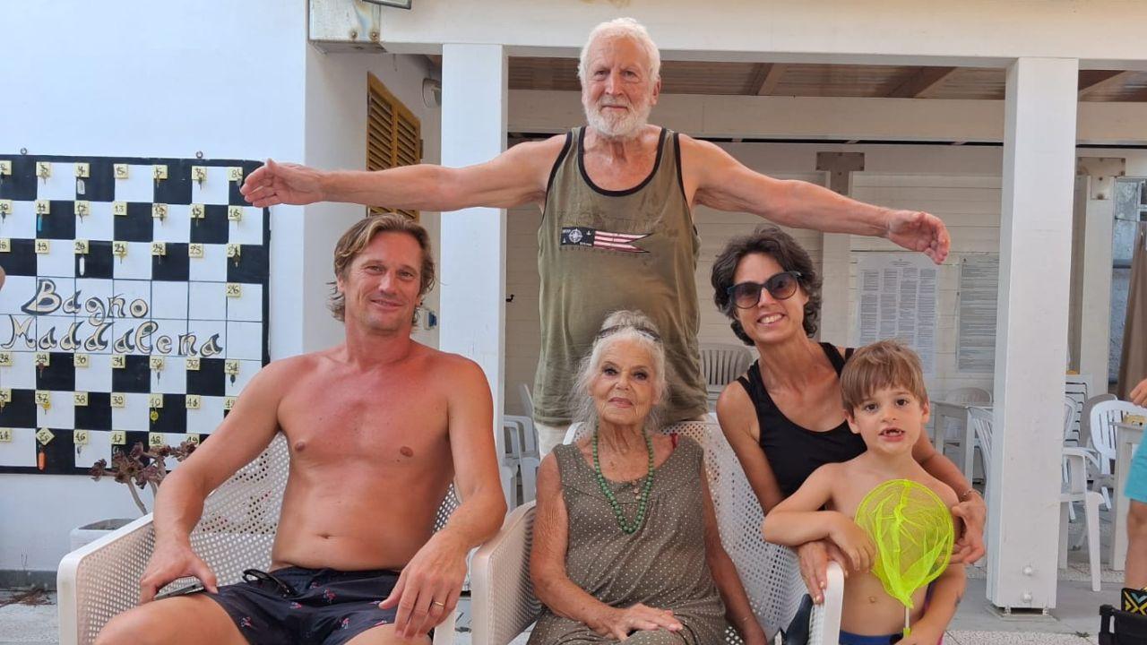 La famiglia che gestisce il bagno Maddalena
