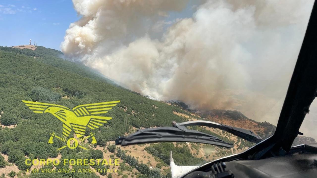 Dopo il maxi incendio la cenere invade i serbatoi, acqua contaminata in paese: cosa sta succedendo