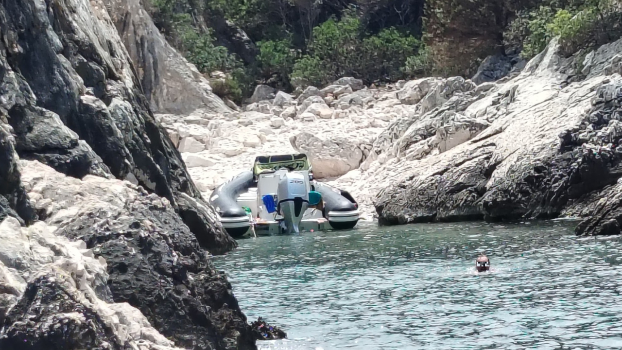 Estate cafona in Sardegna, ormeggia il gommone in spiaggia e blocca l’accesso alla cala