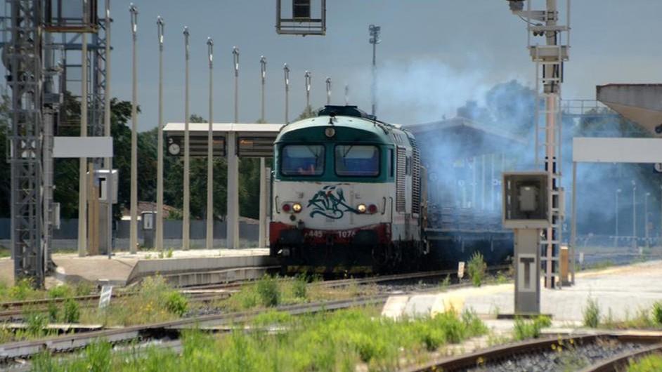 Treno investe una persona, diverse linee ferroviarie sospese nell'isola: cosa sappiamo