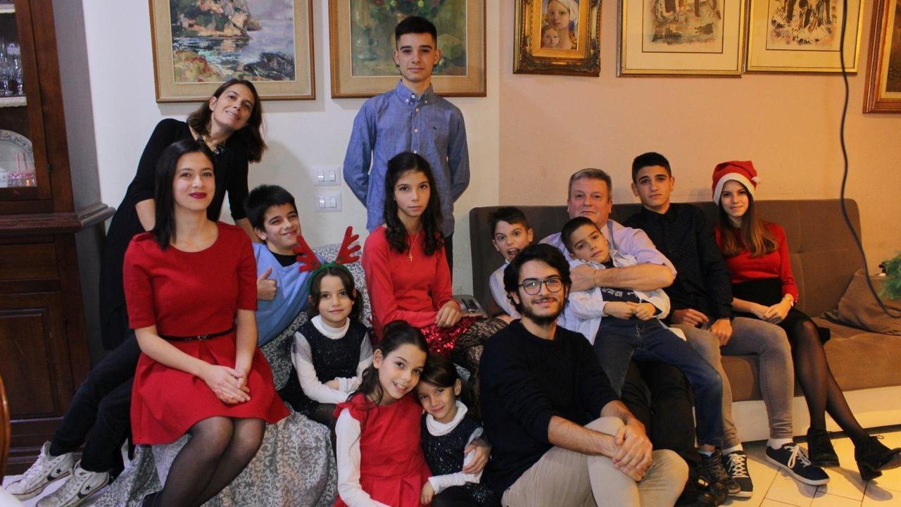 Dodici figli e una vita extra large, la storia della famiglia più numerosa della Sardegna: «Sette litri di latte al giorno, e un pulmino per spostarci»