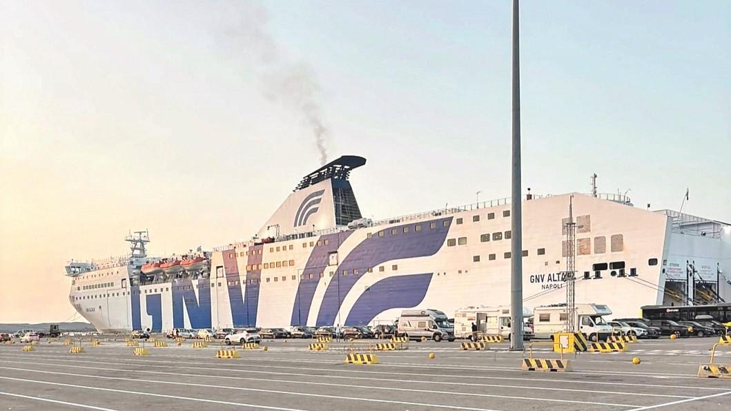 Viaggi da incubo sulla nave: niente aria condizionata in cabina, i passeggeri sul ponte con i materassi – I racconti