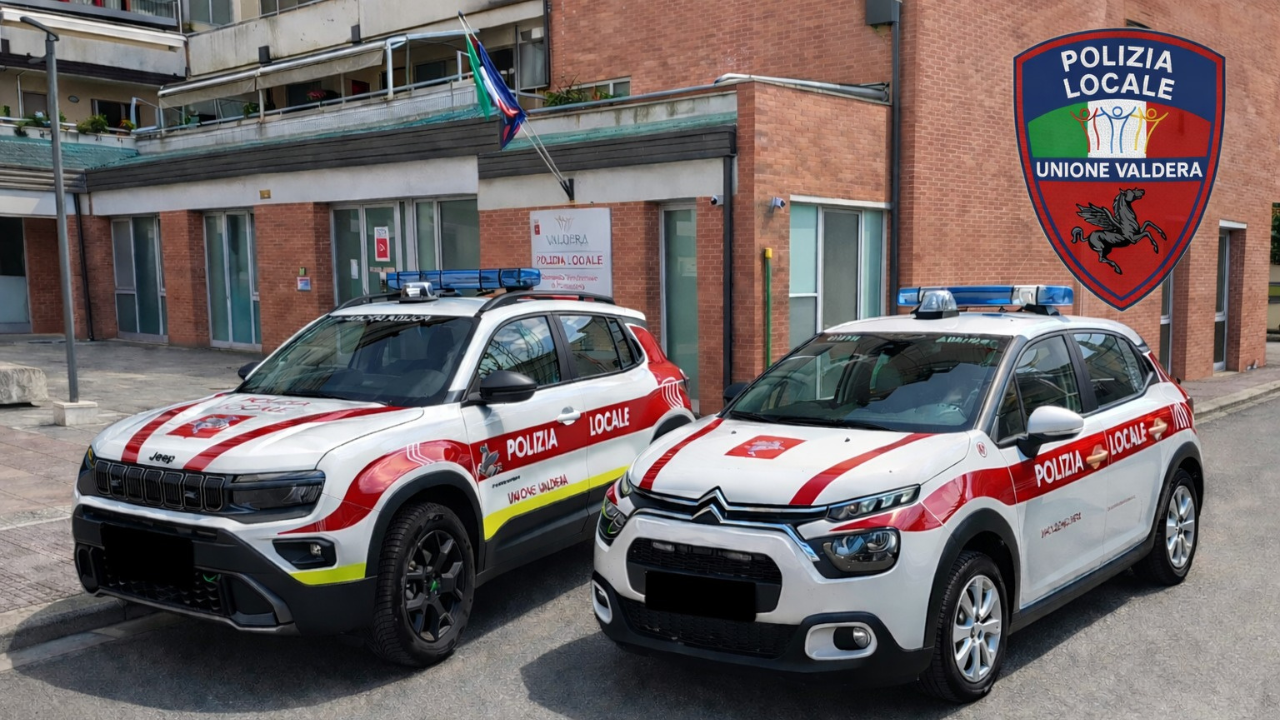 
	Due auto della polizia locale in Valdera (foto archivio)

