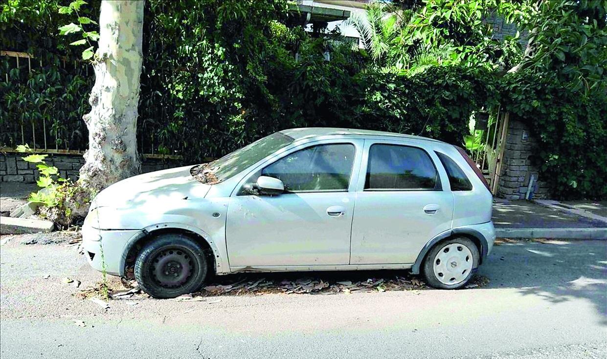 Auto e scooter “dimenticati” in strada, la polizia li sequestra: in arrivo multe e denunce per i proprietari
