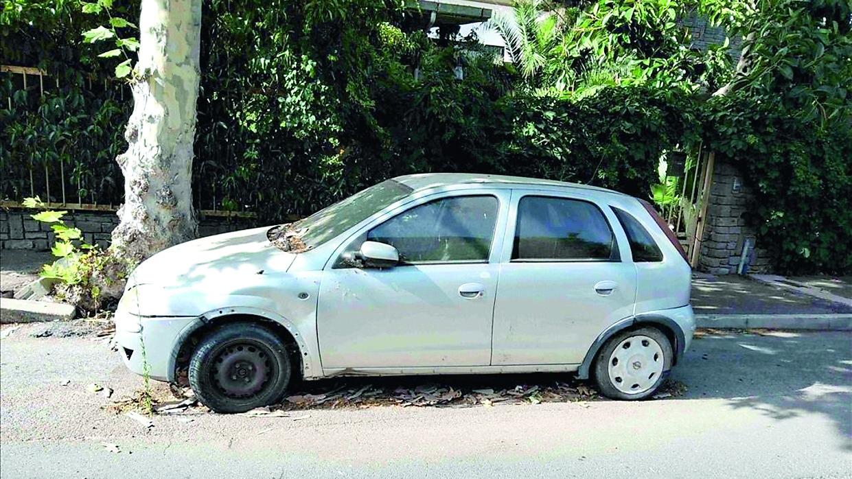 Auto e scooter “dimenticati” in strada, la polizia li sequestra: in arrivo multe e denunce per i proprietari