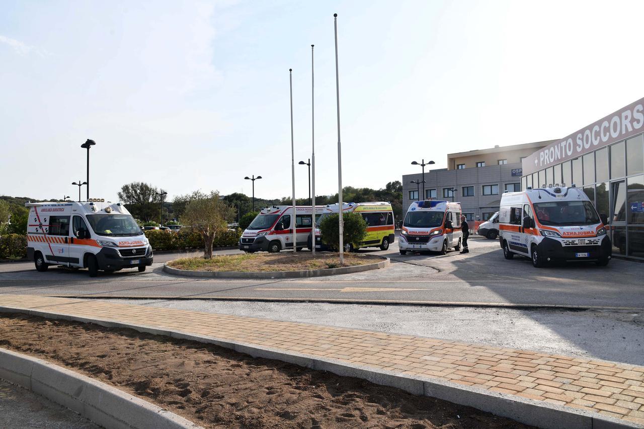 Olbia, mancano le barelle al Pronto soccorso: i pazienti aspettano in ambulanza