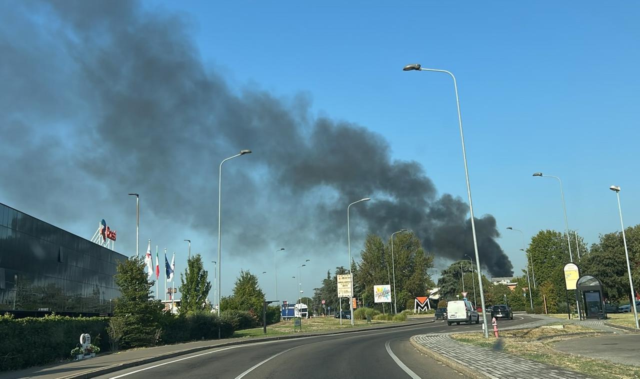 Incendio a Modena, nube di fumo nero in cielo e aria irrespirabile: cos’è successo