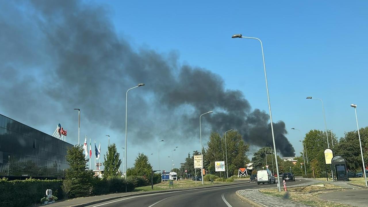 La nube di fumo nero provocata dall'incendio vista da via Emilia Ovest
