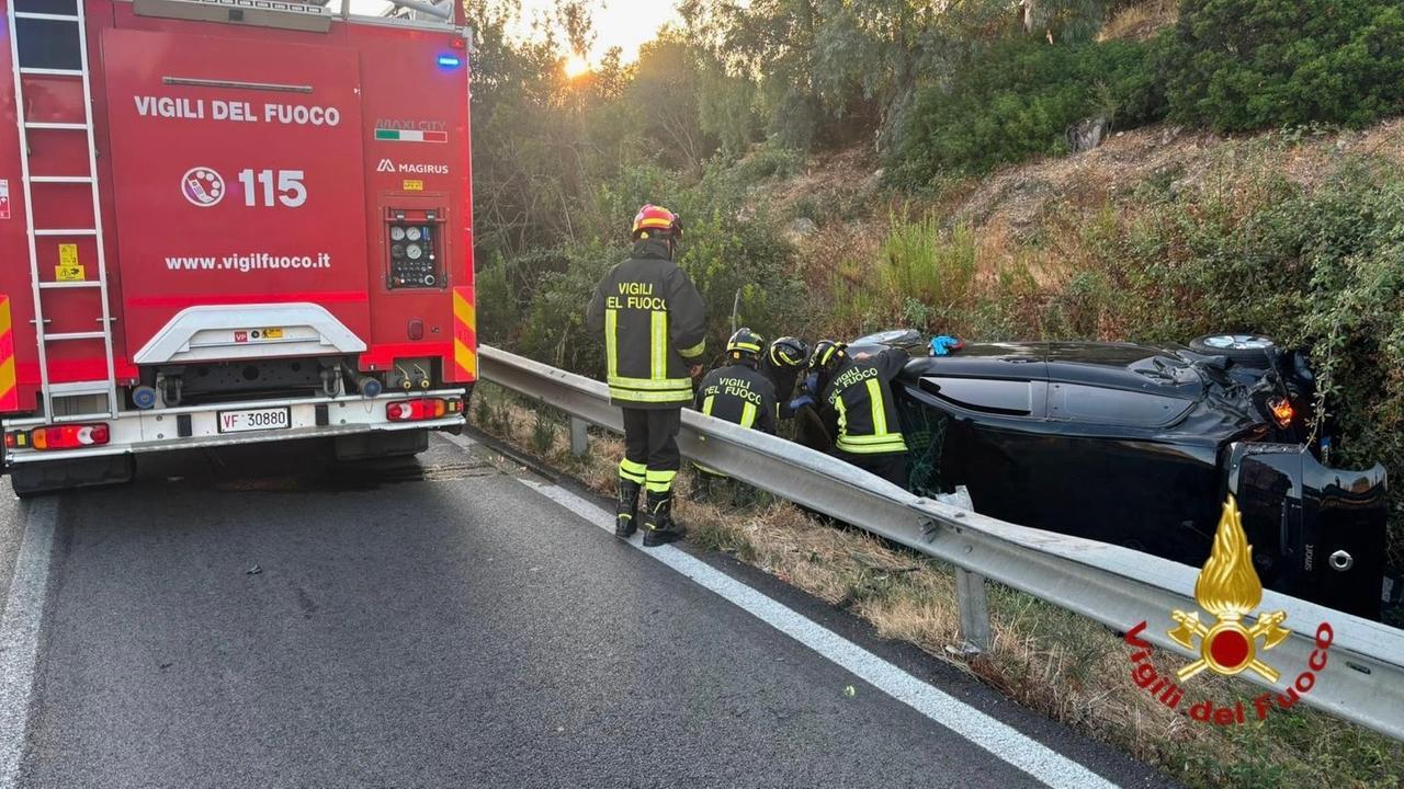 Paura all’alba, perde il controllo dell’auto e finisce in un fossato