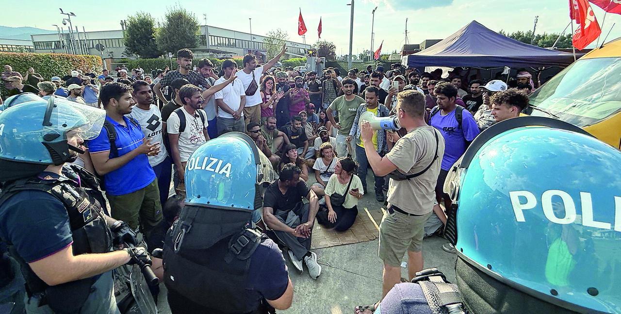 
	Il picchetto sindacale davanti alla Acca di Seano prima dello sgombero del 3 luglio (foto Nucci)

