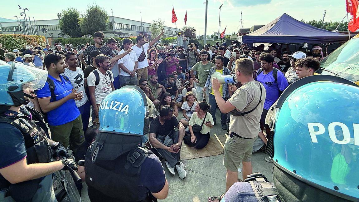 Il picchetto sindacale davanti alla Acca di Seano prima dello sgombero del 3 luglio (foto Nucci)