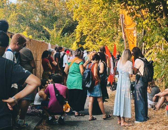 Bosco Ospizio, i manifestanti bloccano le ruspe: è scontro politico, il Pd difende il progetto