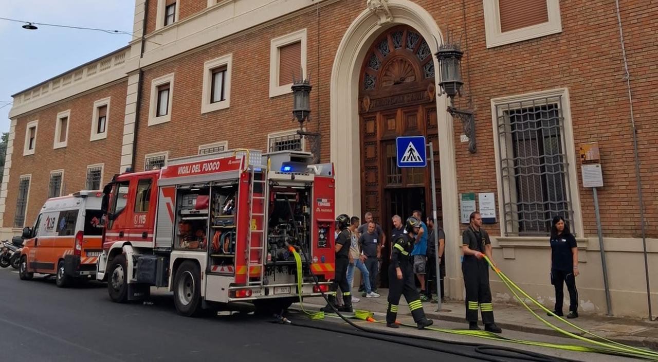 Principio di incendio alla Casa della Comunità di Ferrara: pericolo sventato
