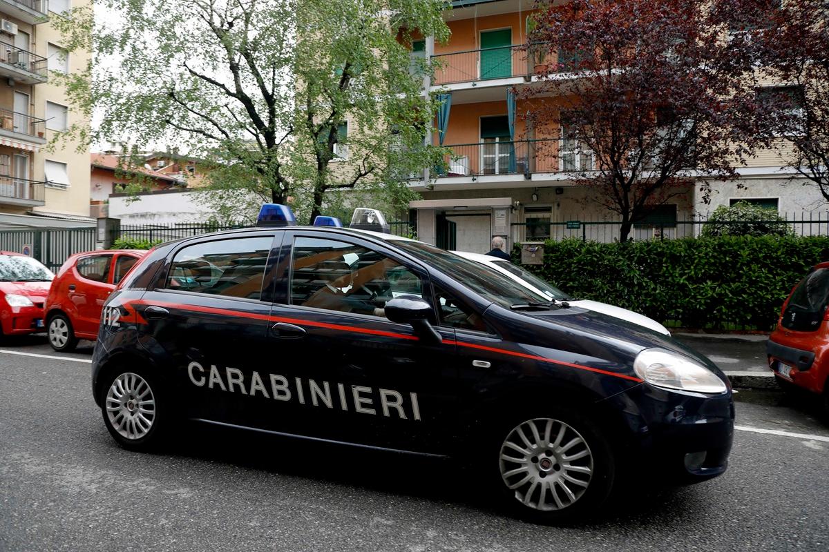 Ritira gli esami, scopre di non avere fratture ma non ci crede e spacca un vetro del centro medico: denunciato