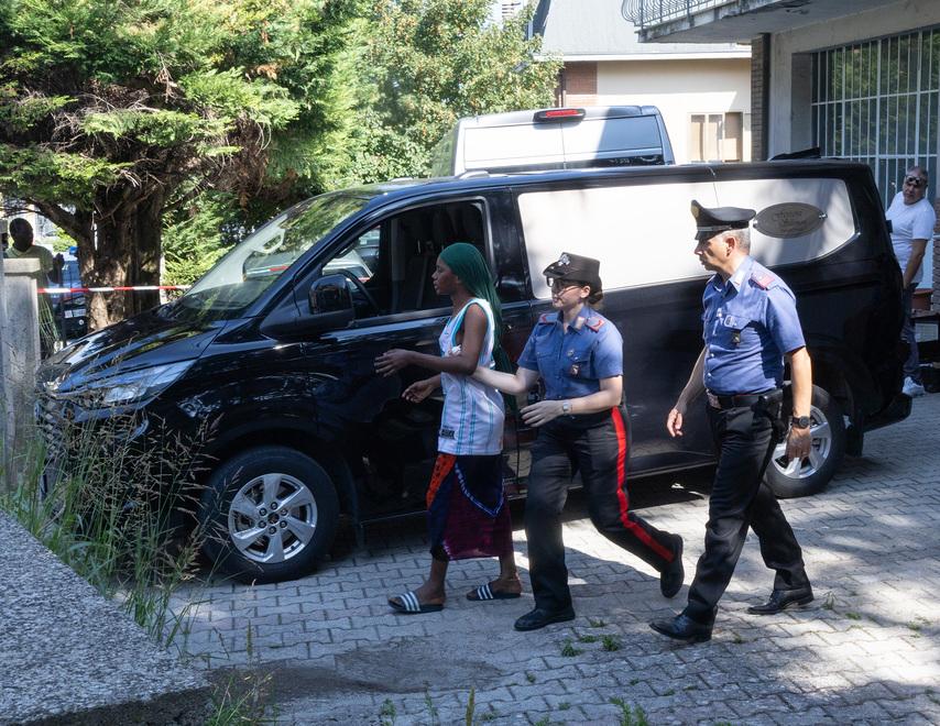 
	La moglie di Daouda Sangare con i carabinieri

