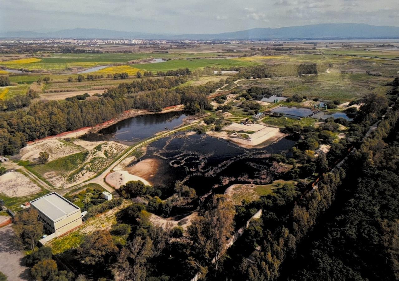 Oristano l'area di proprietà della Società Ivi con le piscine naturali nerastre