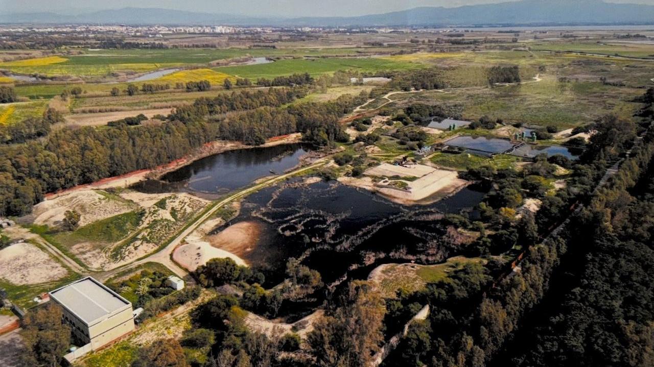 Oristano l'area di proprietà della Società Ivi con le piscine naturali nerastre