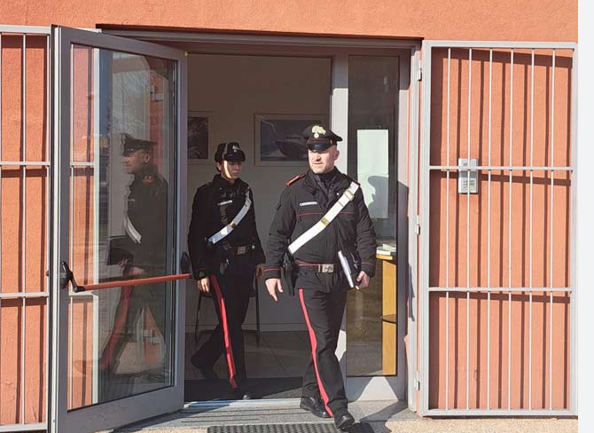 Palpeggia una ragazza alla stazione di Reggio e segue un’altra donna fino a casa a Rubiera: denunciato un 29enne