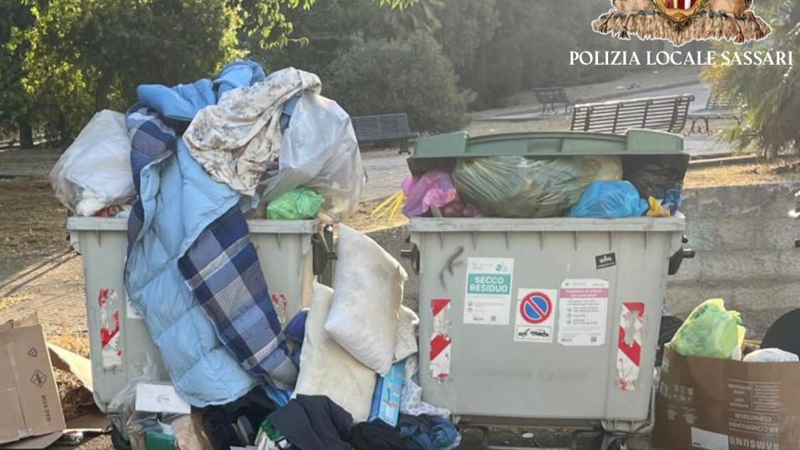 Sassari, arriva col furgone e smaltisce irregolarmente i rifiuti: multato dalla polizia locale