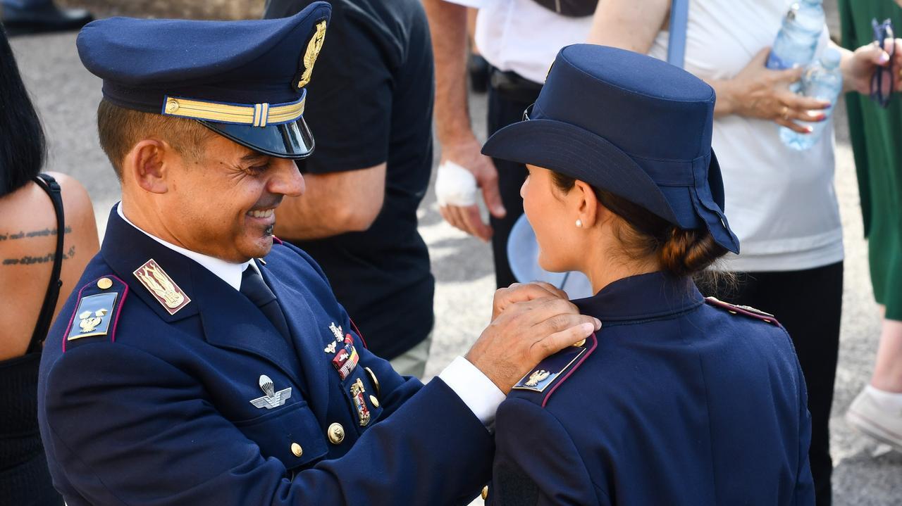 Consegna degli alamari, 93 nuovi poliziotti sono pronti ad entrare in servizio – La cerimonia