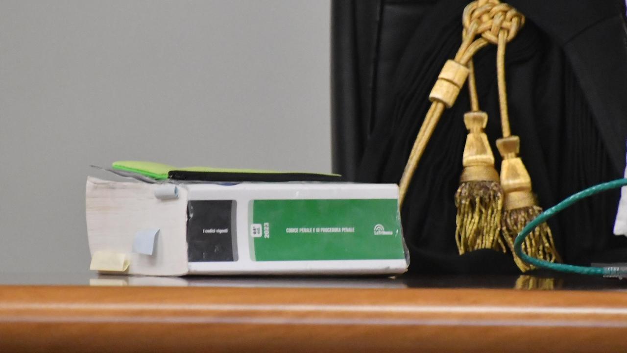 Eredità, lascia 1,8 milioni alla moglie, ma spunta una figlia segreta: il Tribunale blocca tutto