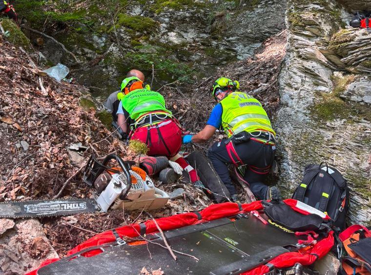 Operaio scivola per 50 metri in un calanco: in ospedale un uomo di 45 anni