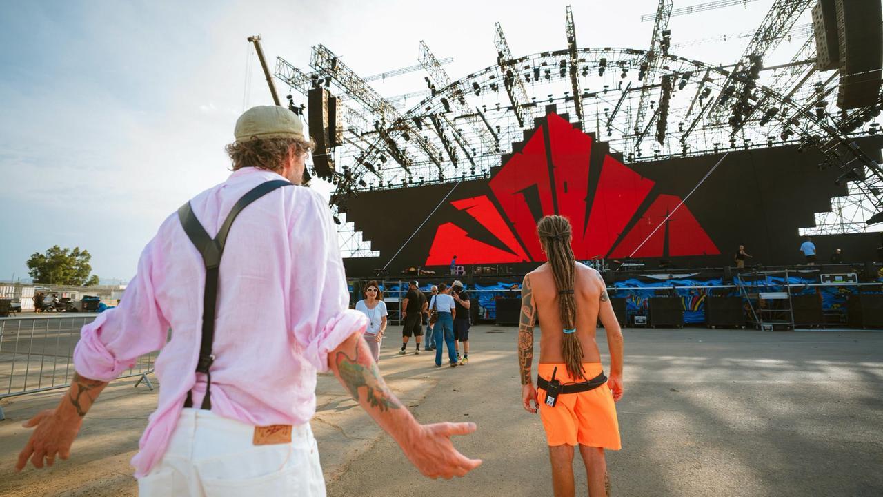 Jova Summer Party, il sopralluogo di Lorenzo sull’Arca: «Sono scioccato, il palco è bellissimo»
