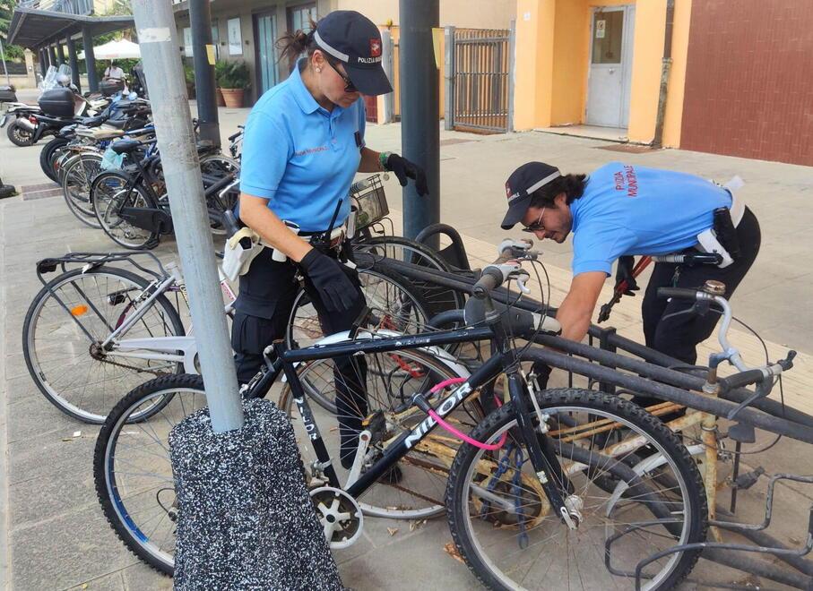 
	La rimozione di alcune bici da parte della polizia locale (foto d&rsquo;archivio)

