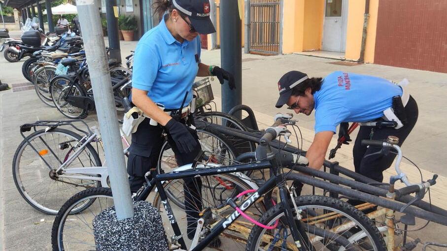 La rimozione di alcune bici da parte della polizia locale (foto d’archivio)