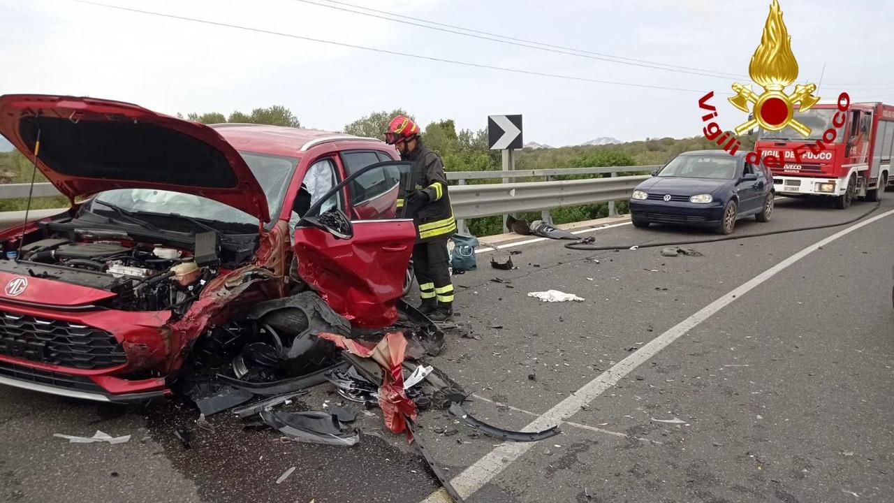Frontale tra auto sulla 125, sul posto l’elicottero e due ambulanze: feriti in codice rosso