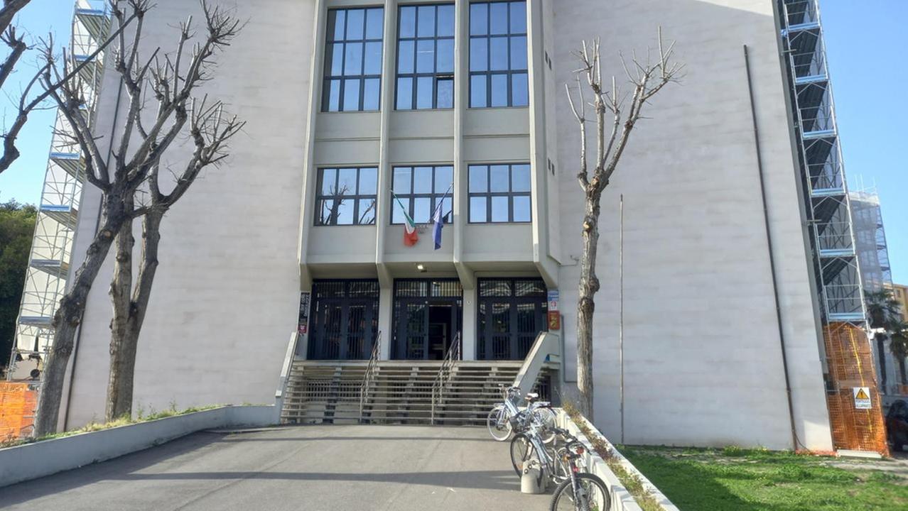 Abusi sessuali, adolescente violentata dal padre per due anni: arrestato
