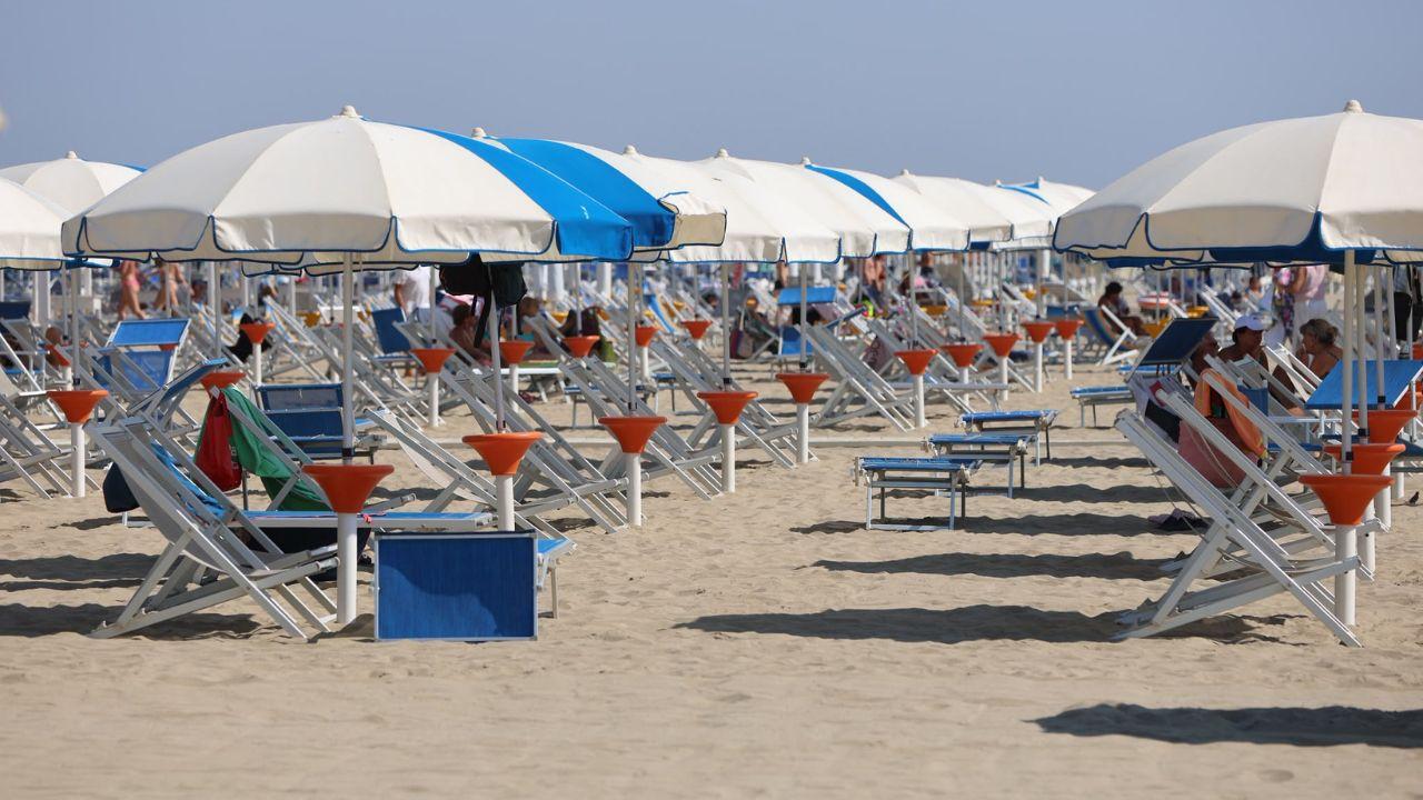 
	In alto ombrelloni in spiaggia (foto Giannini)

