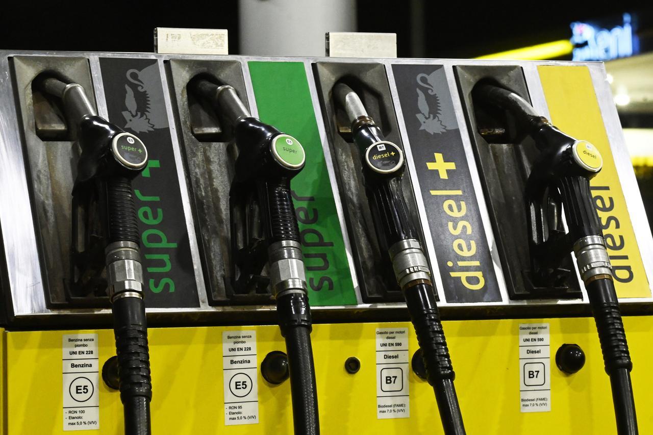 Caro carburante, il Governo proroga il taglio delle accise – Ecco fino a quando