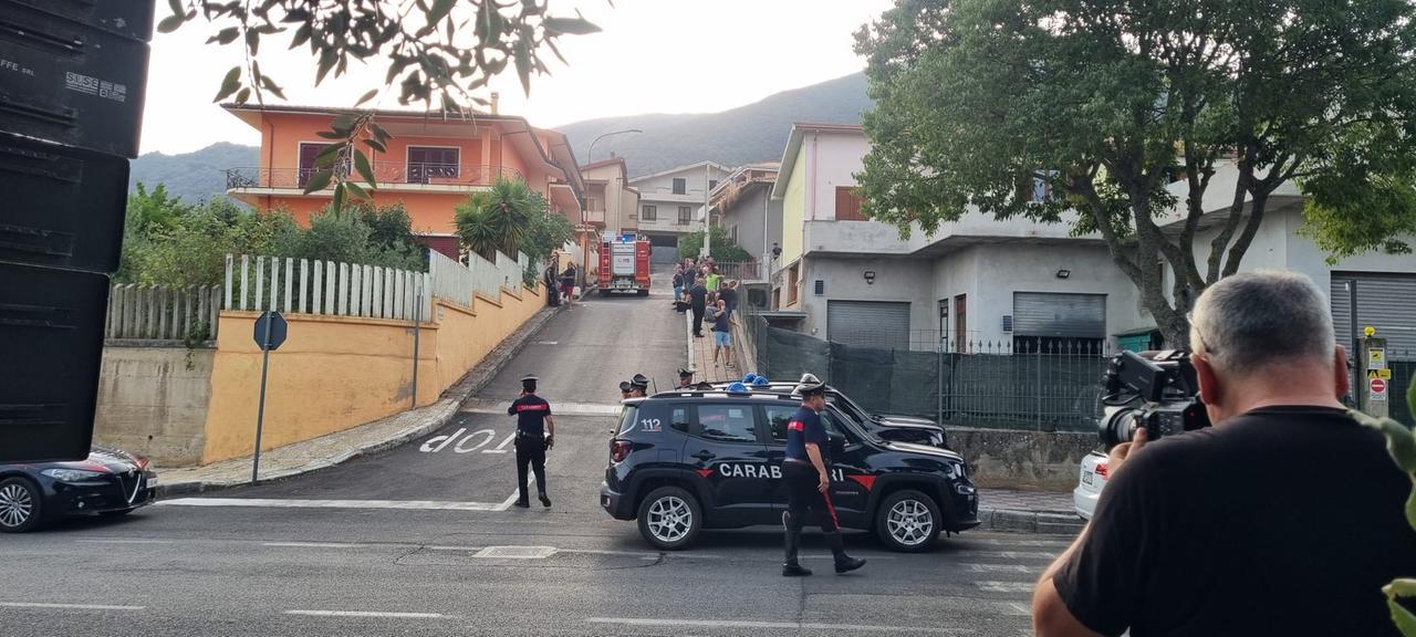 Tragedia a Bono, crolla un muro: un morto e un ferito