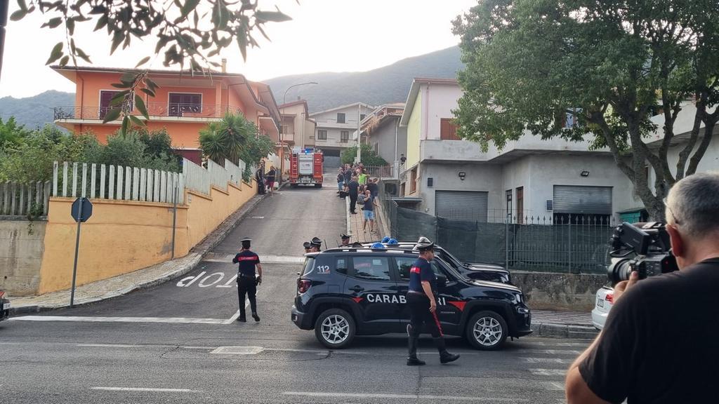 Tragedia a Bono, crolla un muro: un morto e un ferito