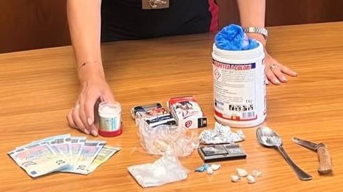 Sassari, in casa aveva eroina, cocaina e denaro: arrestato
