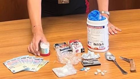 Sassari, in casa aveva eroina, cocaina e denaro: arrestato