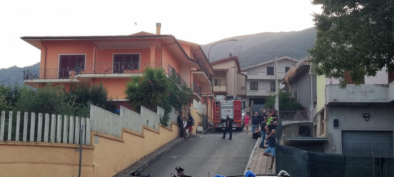Tragedia a Bono, muro crolla e li travolge: muore un 41enne, grave il padre – Ecco chi sono
