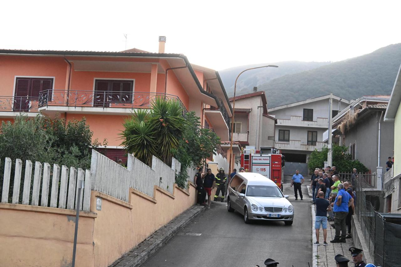 Tragedia a Bono, muro crolla e li travolge: muore un 41enne, grave il padre – Ecco chi sono