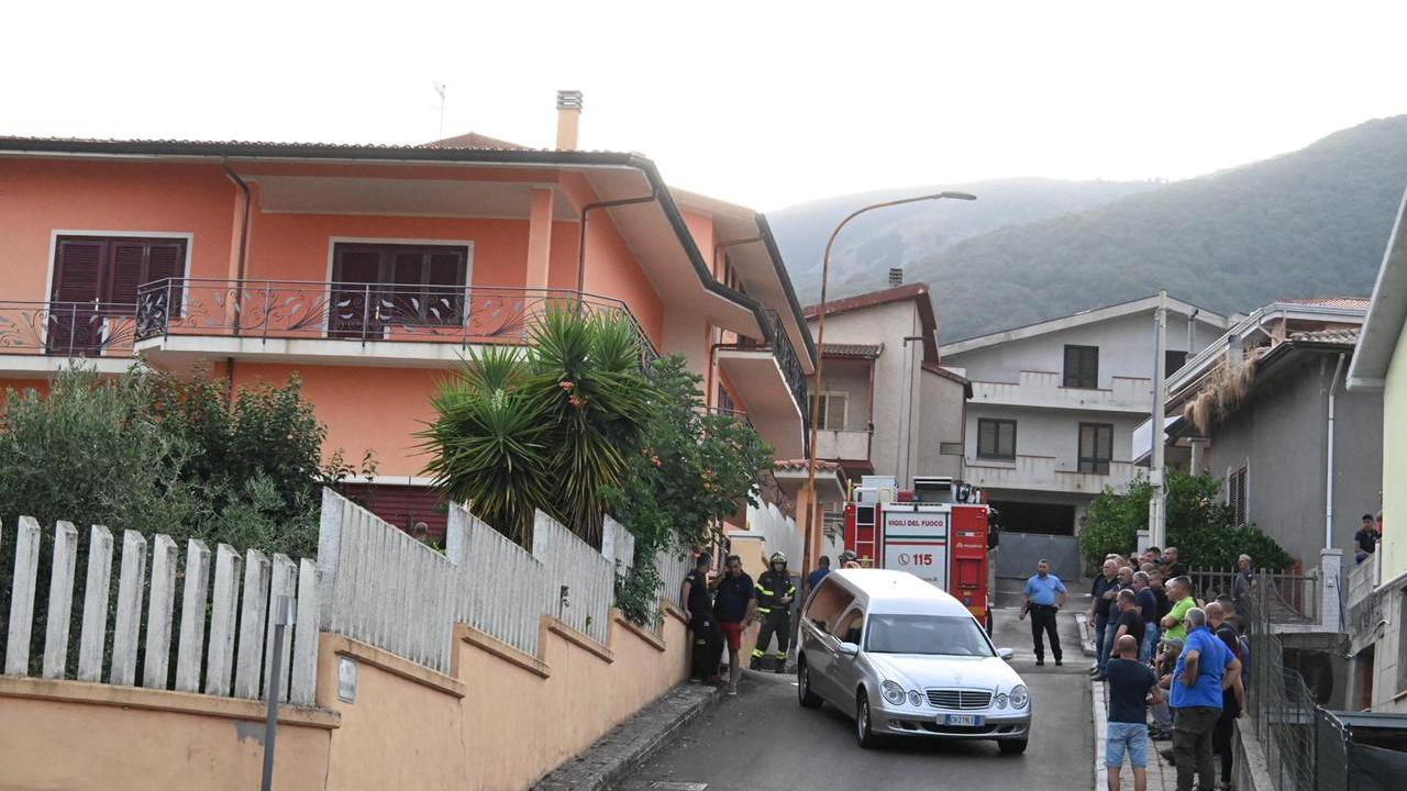 Tragedia a Bono, muro crolla e li travolge: muore un 41enne, grave il padre – Ecco chi sono