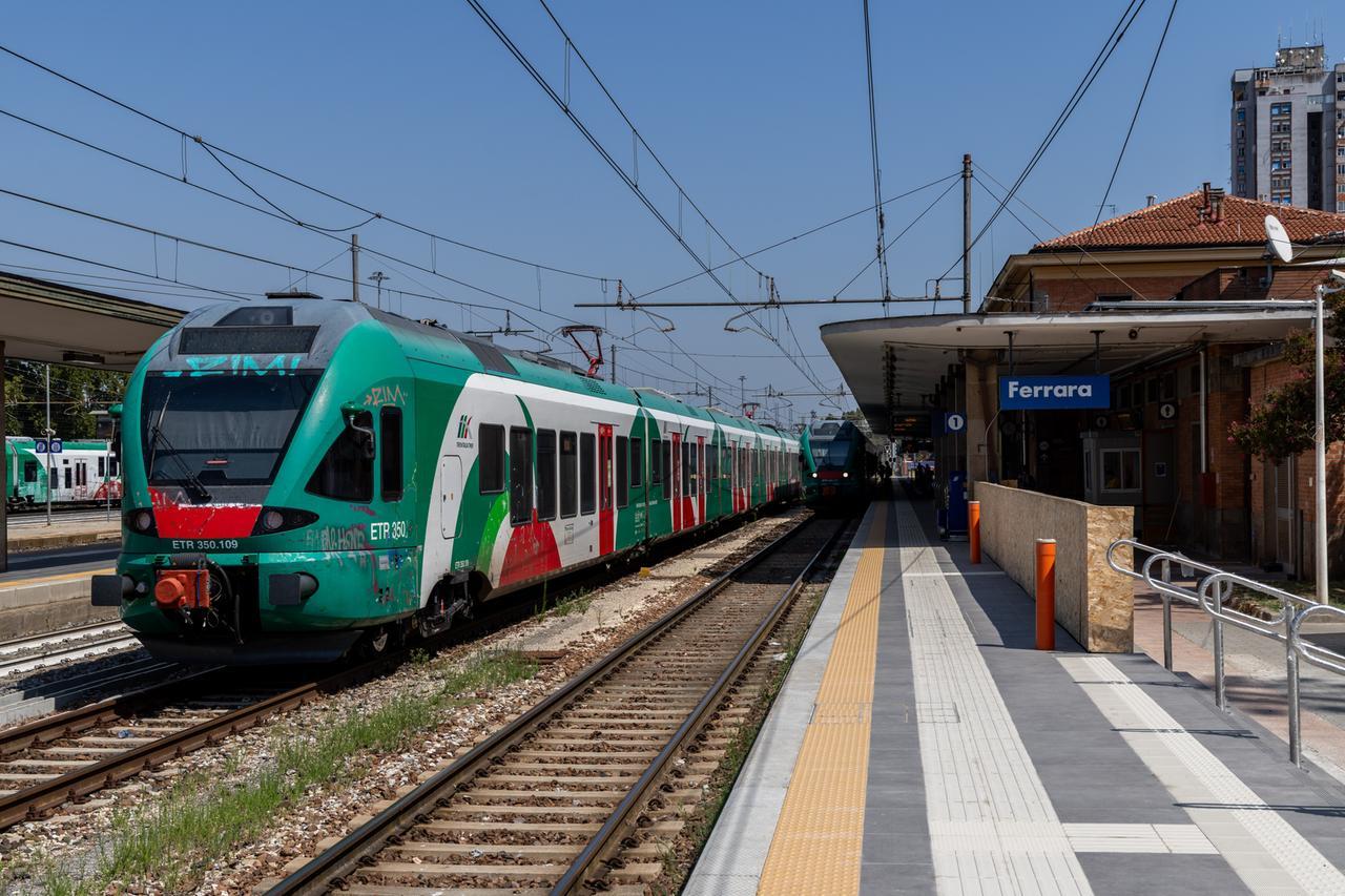 Cavo tranciato, treni in ritardo: odissea sulla Ferrara-Ravenna