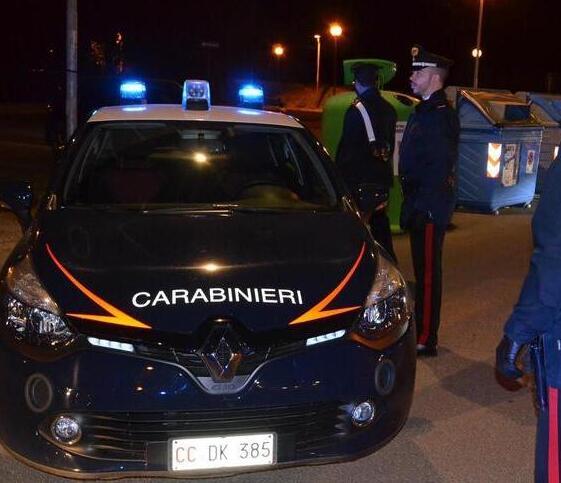 Rapina e minaccia un ragazzino in centro a Vignola: «Aveva due coltelli e un’accetta»