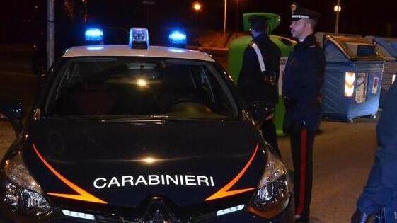 Rapina e minaccia un ragazzino in centro a Vignola: «Aveva due coltelli e un’accetta»
