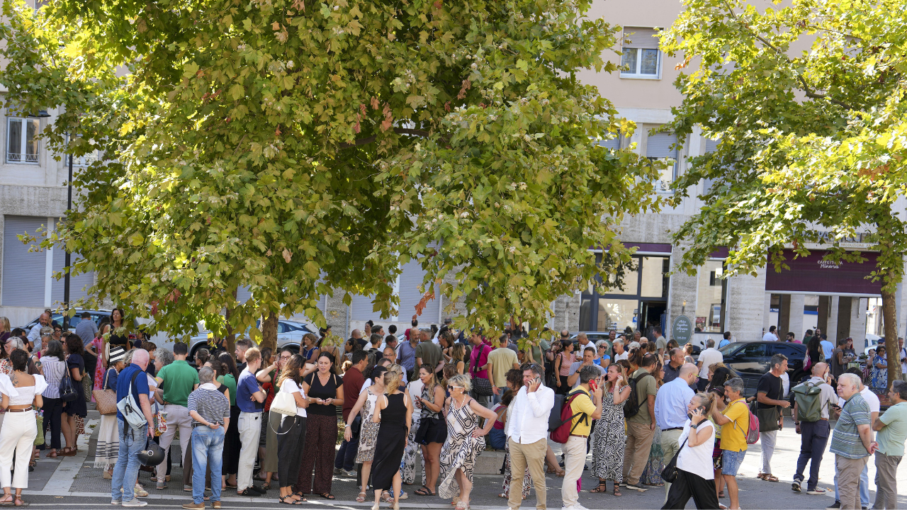 Le persone scese in piazza del Municipio dopo la scossa (foto Stick)