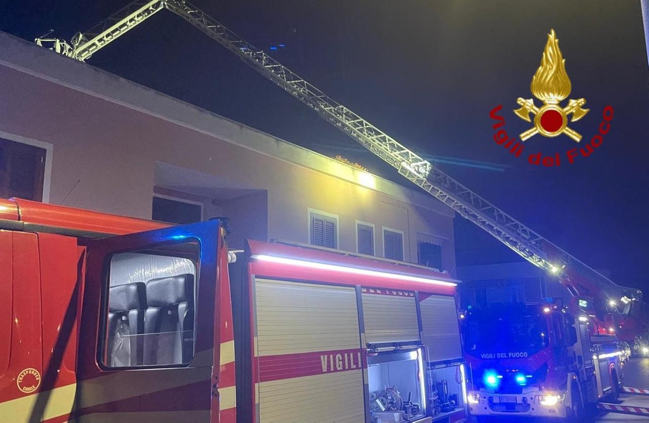 Momenti di paura a Sassari per un incendio: appartamento in fiamme, una persona intossicata
