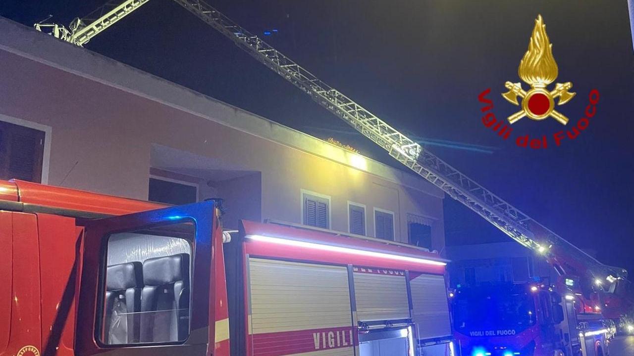 Momenti di paura a Sassari per un incendio: appartamento in fiamme, una persona intossicata